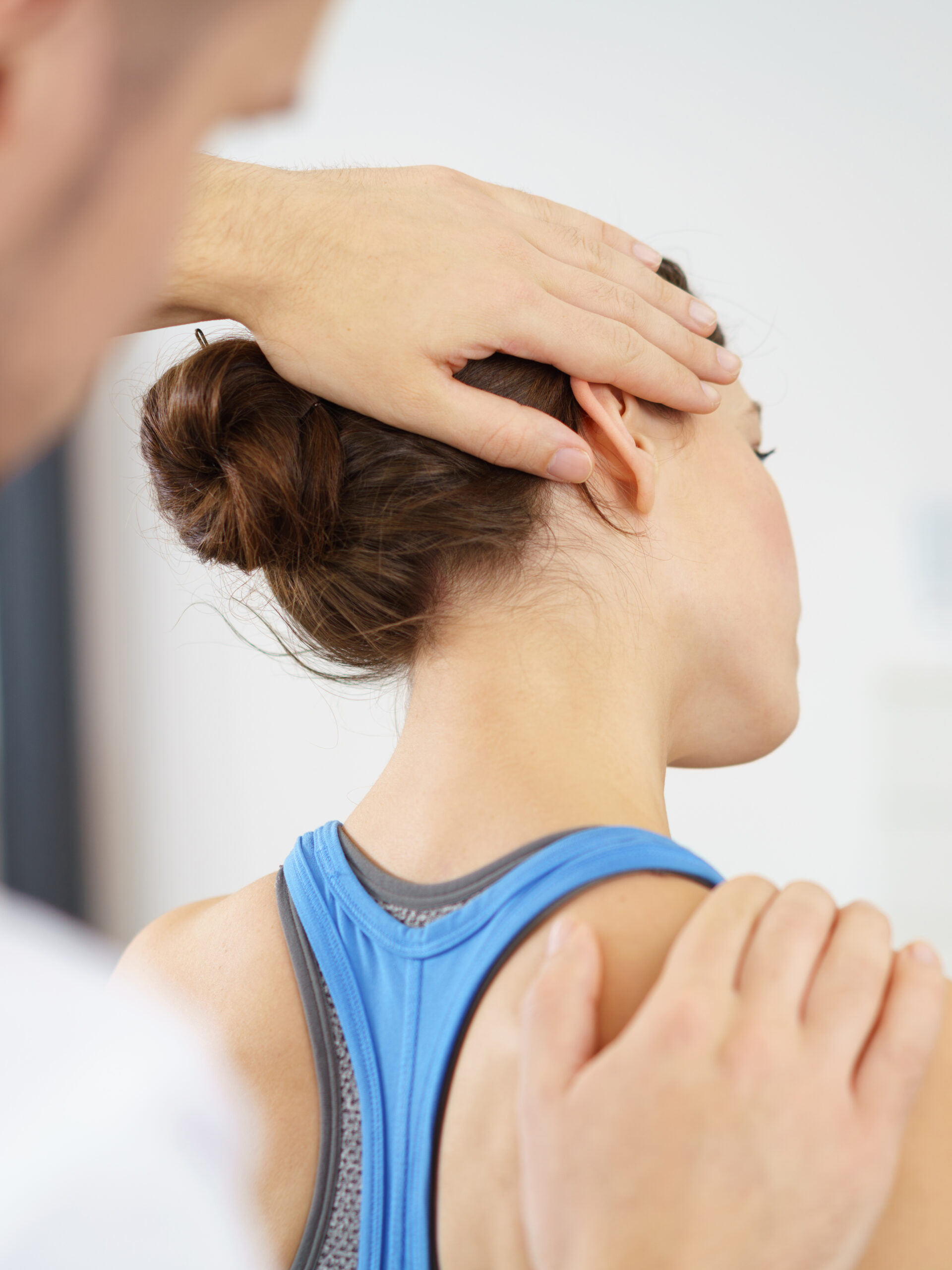Physiotherapeut Behandelt Eine Patientin Mit Nackenschmerzen